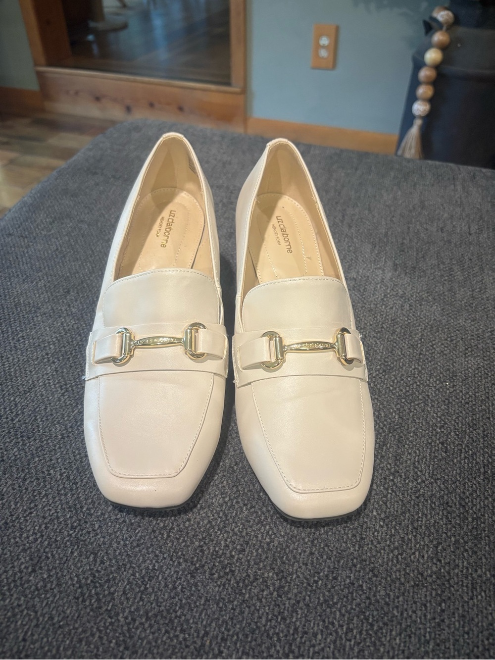 Liz Claiborne Cream Faux Leather Gold-Accent Loafers Women’s Size 9.5W
